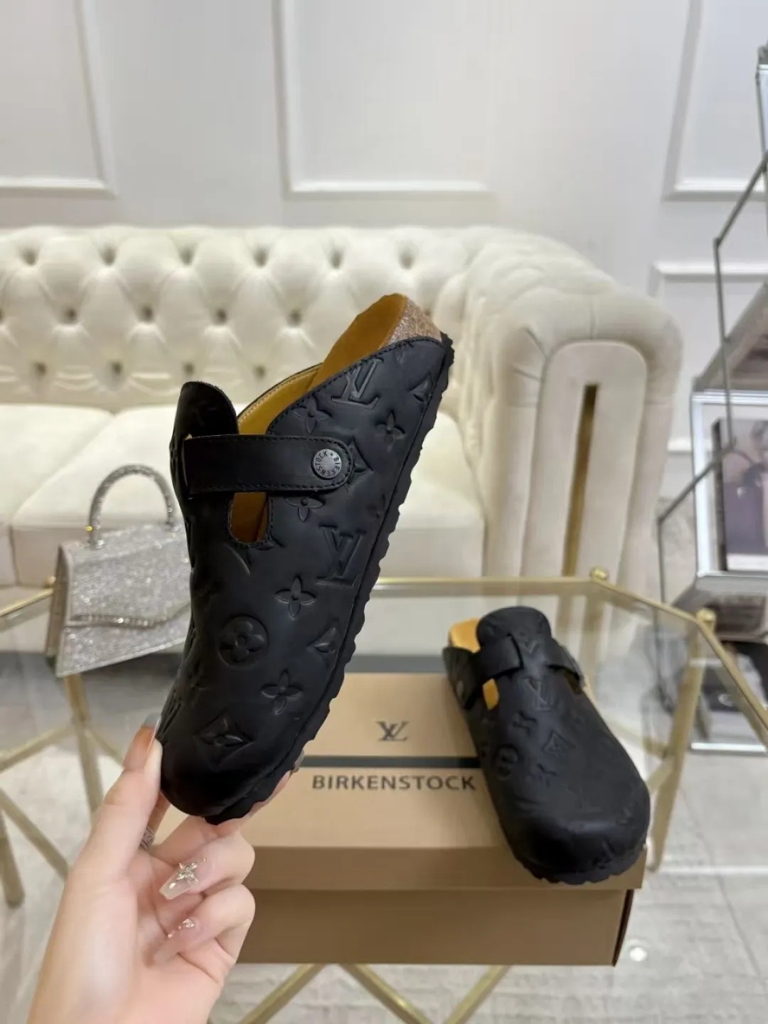 Women's p560 Men's p580 ✨ LV couple's toe-cap slippers | Full of high-end feel, you can walk with wind! ✨ This pair of LV classic toe-cap slippers is simply a "walking grass-planting machine"! Original three-dimensional embossed cowhide + cowhide fabric, the texture is high-end at first glance, and you will become a rich daughter/son in seconds ~💅 🌟 Why must you join TA? ✔️ Original embossed cowhide - clear texture but not cheap, classic presbyopia yyds ✔️ Belt buckle + metal logo - ecstatic control of details, exquisite to the heel! ✔️ Sheepskin lining + cushioned footbed - it feels like stepping on clouds ☁️, and you won’t feel tired when you go shopping~ ✔️ Non-slip rubber sole - walking is as stable as a mountain, and you are not afraid of slipping on rainy days!  👫 The best outfit for couples: Whether it’s shorts, T-shirts👕 or long skirts and suits👗, pairing these shoes with each other will immediately create a lazy and high-end atmosphere! Everyday outings/vacations, no matter what you shoot, it will look like a blockbuster📸🔥 The texture and foot feel that only the higher version can have, it is not a hit or a hit! Heartbeat is not as good as action. True love is true when both pairs are in pairs~💖 #LVcoupleslippers #高色综合 #好看不狠的 Feet #couples’ must-have